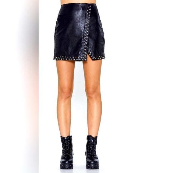 𝅺forever 21 Faux Leather Studded Mini Skirt Medium - Picture 1 of 3